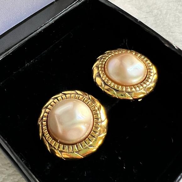 CHANEL 1980s 24K gold plated vintage clip-on earrings - Picture 3 of 14